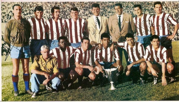 Atletico équipe avec la coupe